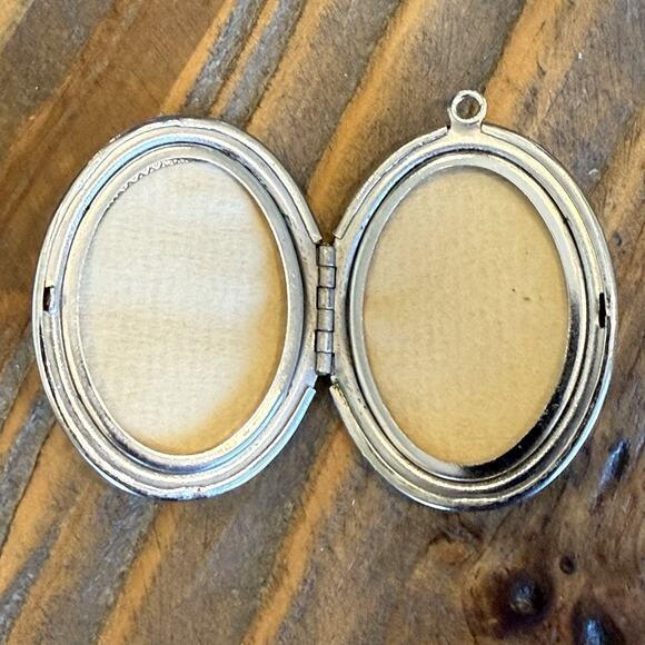 Vintage Large Silver Tone Scrolled Embossed Picture Oval Locket Pendant - Picture 4 of 7